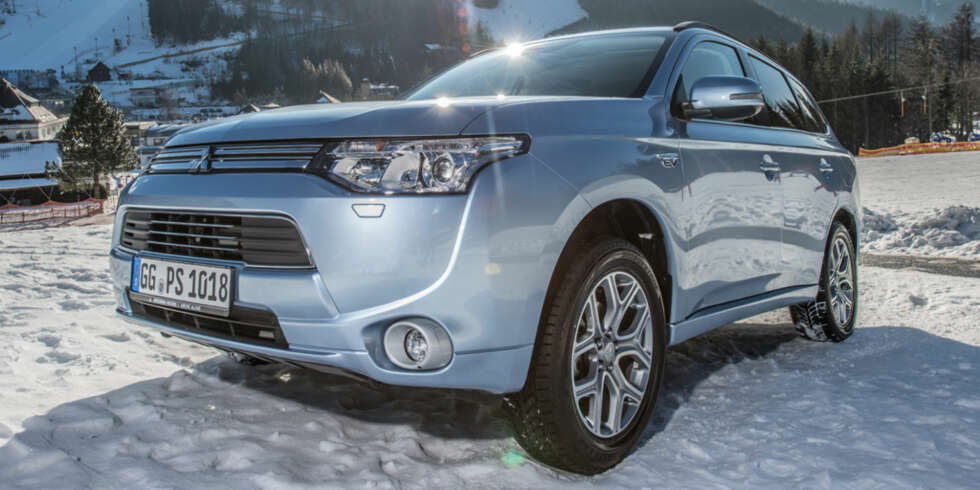 BRANNFARE: Mitsubishi Outlander Plug-in Hybrid EV skal etter planen lanseres i Norge til høsten, men nå kan problemer med batteriene forpurrer planene. FOTO: Newspress BRANNFARE: Mitsubishi Outlander Plug-in Hybrid EV skal etter planen lanseres i Norge til høsten, men nå kan problemer med batteriene forpurrer planene. FOTO: Newspress