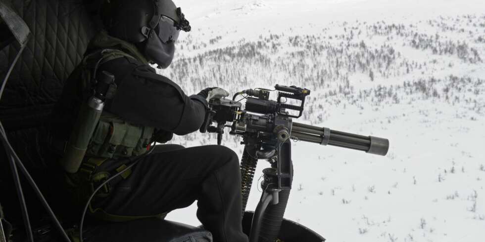 339 skvadronen
Bell 412
Gunship
Helikopter med Gatling minigun
Forsvaret 339 skvadronen
Bell 412
Gunship
Helikopter med Gatling minigun
Forsvaret