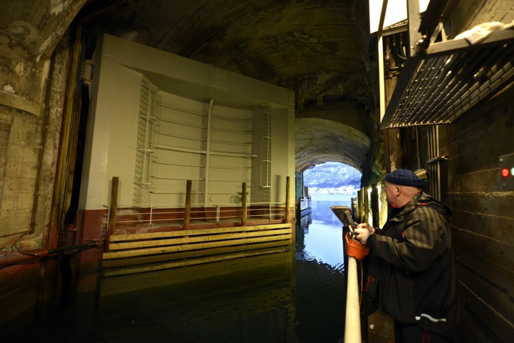 Ole Iversen tester jevnlig at den enorme stålporten til den delvis atomsikre dokken åpner seg knirkefritt. Han og kollegaene har holdt liv i basen siden Forsvaret flyttet ut for drøyt tre år siden. Ole Iversen tester jevnlig at den enorme stålporten til den delvis atomsikre dokken åpner seg knirkefritt. Han og kollegaene har holdt liv i basen siden Forsvaret flyttet ut for drøyt tre år siden.