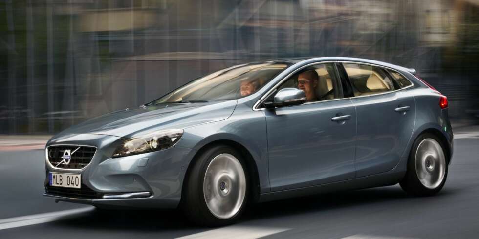 TRYGT IMAGE: Volvo V40 ble kåret til tryggeste bil i sin klasse av krasjekspertene i EuroNCAP. I likhet med nesten samtlige Volvo-modeller kan den nå fås med syklistdetektoren i tillegg. FOTO: Volvo TRYGT IMAGE: Volvo V40 ble kåret til tryggeste bil i sin klasse av krasjekspertene i EuroNCAP. I likhet med nesten samtlige Volvo-modeller kan den nå fås med syklistdetektoren i tillegg. FOTO: Volvo