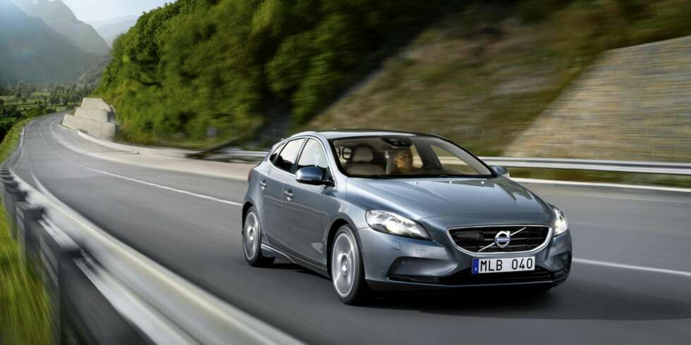 SIKKERHET: Med kollisjonspute for fotgjengere og annet sikkerhetsutstyr skal V40 være blant de sikreste kompaktbilene på markedet. FOTO: Volvo SIKKERHET: Med kollisjonspute for fotgjengere og annet sikkerhetsutstyr skal V40 være blant de sikreste kompaktbilene på markedet. FOTO: Volvo