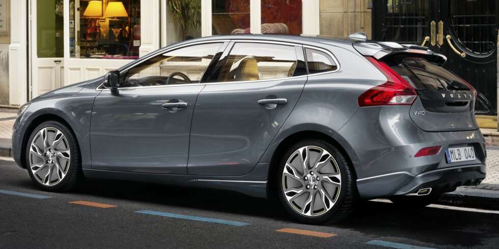 KOMMER I AUGUST: Volvo V40 er i Norge i August, men du kan bestille den allerede nå. FOTO: Henrik Ottosson KOMMER I AUGUST: Volvo V40 er i Norge i August, men du kan bestille den allerede nå. FOTO: Henrik Ottosson