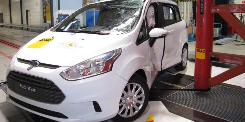 UTEN B-STOLPE: I stedet har skyvedørene i Ford B-Max integrert sidebeskyttelse. UTEN B-STOLPE: I stedet har skyvedørene i Ford B-Max integrert sidebeskyttelse.