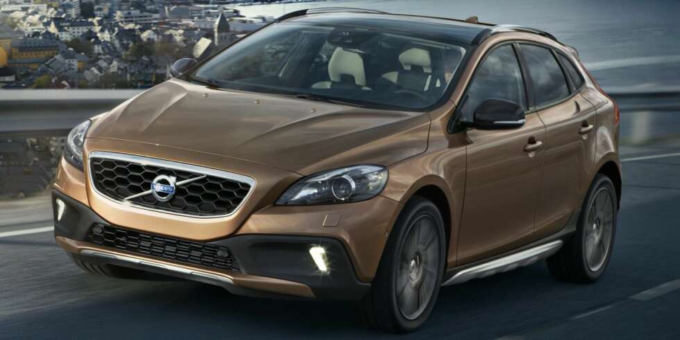 HØYERE: Volvo V40 Cross Country har fire centimeter høyere bakkeklaring enn V40. Foto. Volvo HØYERE: Volvo V40 Cross Country har fire centimeter høyere bakkeklaring enn V40. Foto. Volvo