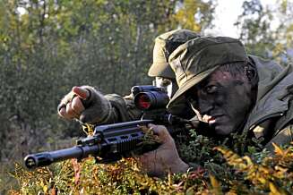SKARPSKYTTER: Jeg fikk prøve meg med HK416, Forsvarets nye standardvåpen. SKARPSKYTTER: Jeg fikk prøve meg med HK416, Forsvarets nye standardvåpen.