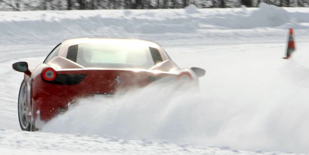 GROM REDSKAP: Ferrari 458 Italia er en blant verdens råeste sportsbiler. 570 hester sparker bilen fra 0-100 km/t på elleville 3,4 sekunder. GROM REDSKAP: Ferrari 458 Italia er en blant verdens råeste sportsbiler. 570 hester sparker bilen fra 0-100 km/t på elleville 3,4 sekunder.