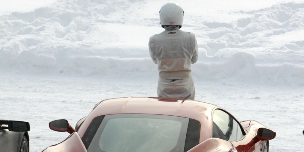 MANN OG MASKIN: The Stig skuer ut over banen på jordet på Opaker gård, mens de 570 hestene i Ferrarien varmer opp. MANN OG MASKIN: The Stig skuer ut over banen på jordet på Opaker gård, mens de 570 hestene i Ferrarien varmer opp.