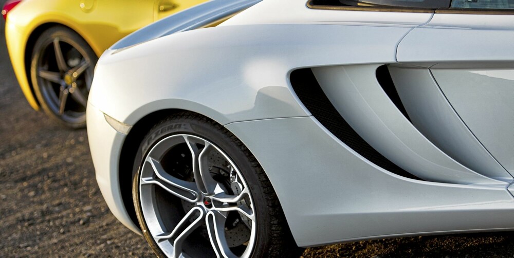 UTSEENDET SKILLER: De to bilene har en forskjellig tilnærming til design. Ferrarien er nærmest som en organisme som har utviklet seg, mens MP4-12C er tegnet med funksjon i bakhodet. UTSEENDET SKILLER: De to bilene har en forskjellig tilnærming til design. Ferrarien er nærmest som en organisme som har utviklet seg, mens MP4-12C er tegnet med funksjon i bakhodet.