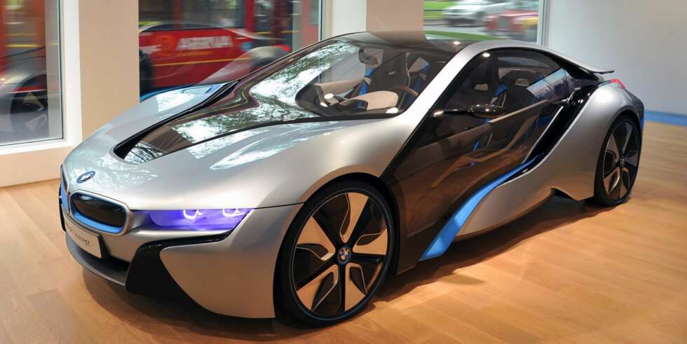 SUPERHYBRID: i8 er det som gjerne kan kalles en superhybrid: Energi-effektiv, men rask. Konsept-modellene som så langt er vist, har én elektromotor på hver aksel og en 1,5-liters bensinmotor. FOTO: Richard Newton SUPERHYBRID: i8 er det som gjerne kan kalles en superhybrid: Energi-effektiv, men rask. Konsept-modellene som så langt er vist, har én elektromotor på hver aksel og en 1,5-liters bensinmotor. FOTO: Richard Newton