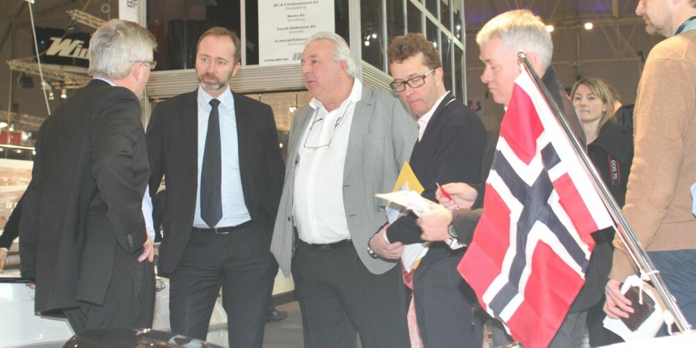 BRANSJEPRAT: Nærings- og handelsminister Giske fikk også noen ord med på veien fra båtbransjen. Her sammen med Helge Duus fra Ibiza og adm. dir. i Norboat, Erlend Prytz. BRANSJEPRAT: Nærings- og handelsminister Giske fikk også noen ord med på veien fra båtbransjen. Her sammen med Helge Duus fra Ibiza og adm. dir. i Norboat, Erlend Prytz.