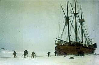 Bildet fra 1926 viser da «Maud» ankom Cambridge Bay og ble værende. Mannskapet fra den gangen står spredt rundt på isen. Bildet fra 1926 viser da «Maud» ankom Cambridge Bay og ble værende. Mannskapet fra den gangen står spredt rundt på isen.