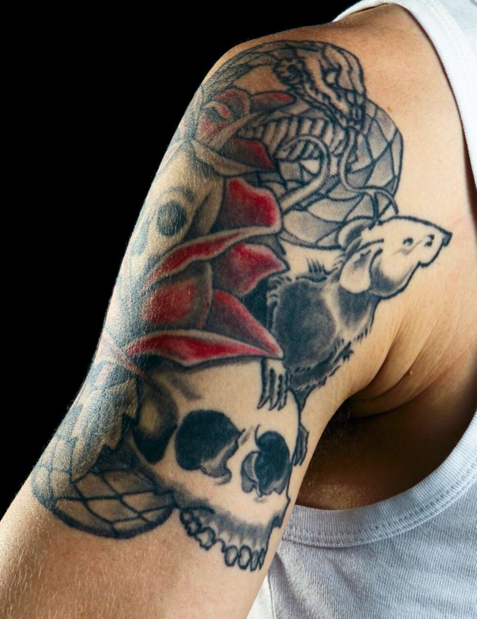 Jeg spilte i et band som het Upstrokes da jeg var 18, og vi var et ganske populært undergrunnsband. En gang var jeg på et tattooparty der jeg fikk min første tatovering, og da samlet alle femtenåringene seg for å se på. Jeg husker det gjorde dritvondt, men jeg måtte tøffe meg for kidsa.
Litt senere var det en kompis av meg som bygget den ut. Det var den andre tatoveringen han gjorde, og den søte musa skulle egentlig være ei tøff rotte. Jeg hadde vel tenkt å ta en hel sleeve, men det har aldri blitt noe av. Jeg spilte i et band som het Upstrokes da jeg var 18, og vi var et ganske populært undergrunnsband. En gang var jeg på et tattooparty der jeg fikk min første tatovering, og da samlet alle femtenåringene seg for å se på. Jeg husker det gjorde dritvondt, men jeg måtte tøffe meg for kidsa.
Litt senere var det en kompis av meg som bygget den ut. Det var den andre tatoveringen han gjorde, og den søte musa skulle egentlig være ei tøff rotte. Jeg hadde vel tenkt å ta en hel sleeve, men det har aldri blitt noe av.