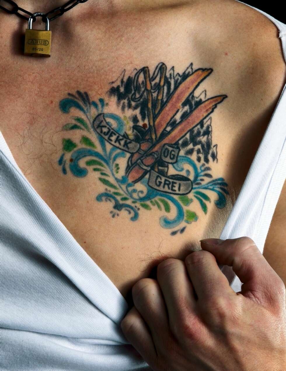 Dette er den siste jeg tok, og det er den jeg er mest stolt over. Jeg er jo en opprørsgutt, og dette er et lite opprør mot tatoveringer. Alle skal jo ha tatoveringer, og de skal helst være så tøffe som mulig. Denne viser ski og staver, fjell og rosemaling.
Det er litt det samme med Oslo Ess. Vi er et punkband som kler oss som punks og spiller punk, men tekstene våre handler om kjærlighet og naturen. Det er opprør i annen potens, eller opprør opphøyd i opprør. Dette er den siste jeg tok, og det er den jeg er mest stolt over. Jeg er jo en opprørsgutt, og dette er et lite opprør mot tatoveringer. Alle skal jo ha tatoveringer, og de skal helst være så tøffe som mulig. Denne viser ski og staver, fjell og rosemaling.
Det er litt det samme med Oslo Ess. Vi er et punkband som kler oss som punks og spiller punk, men tekstene våre handler om kjærlighet og naturen. Det er opprør i annen potens, eller opprør opphøyd i opprør.