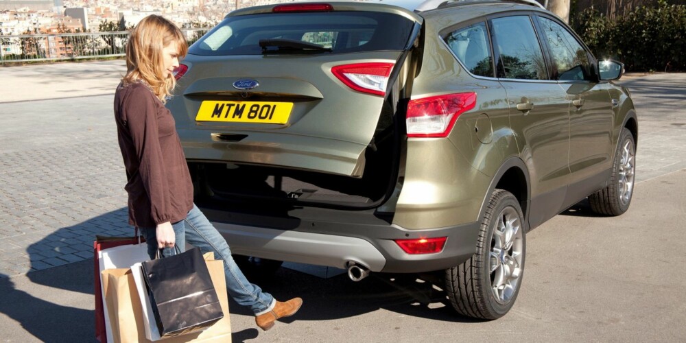 SHOPPINGINNRETTET: Bakdøren er automatisk og kan åpnes og lukkes ved å bevege foten under bakre støtfanger. Foto: Ford SHOPPINGINNRETTET: Bakdøren er automatisk og kan åpnes og lukkes ved å bevege foten under bakre støtfanger. Foto: Ford