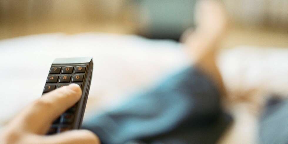 Er det ødeleggende for nattesøvnen å ha TV på soverommet? Foto: Colourbox.no Er det ødeleggende for nattesøvnen å ha TV på soverommet? Foto: Colourbox.no