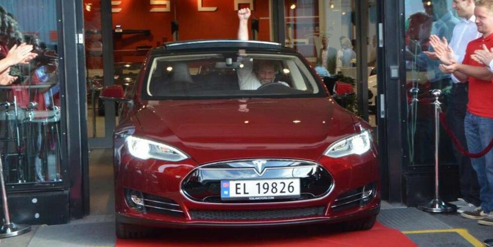 FØRSTEMANN: Første Tesla Model S på vei ut av Tesla Store i Oslo, med Frederic Hauge bak rattet. FOTO: Produsent FØRSTEMANN: Første Tesla Model S på vei ut av Tesla Store i Oslo, med Frederic Hauge bak rattet. FOTO: Produsent