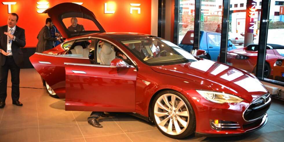 NEI TAKK: Teslas forretningsmodell er som Apple Store, de vil selge bilene sine uten mellomleddet, altså forhandlernettverket. Det møter betydelig motstand i USA. FOTO: HM Arkiv NEI TAKK: Teslas forretningsmodell er som Apple Store, de vil selge bilene sine uten mellomleddet, altså forhandlernettverket. Det møter betydelig motstand i USA. FOTO: HM Arkiv
