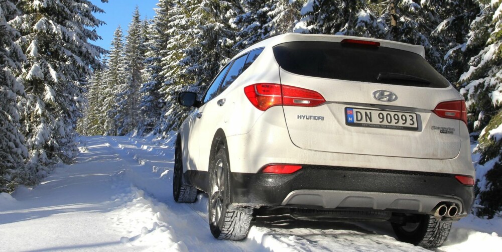 KOMMER FRAM: Med en knapp på dashbordet låses bilen i firehjulsdriftmodus. Da er sannsynligheten stor for at du kommer helt fram til hytta. FOTO: Petter Handeland KOMMER FRAM: Med en knapp på dashbordet låses bilen i firehjulsdriftmodus. Da er sannsynligheten stor for at du kommer helt fram til hytta. FOTO: Petter Handeland