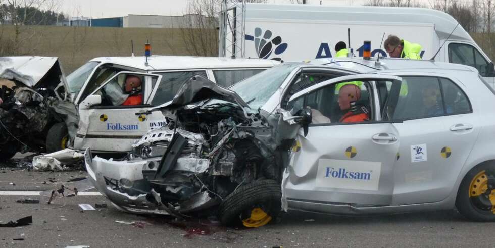 BANG: I 2010 gjennomførte Folksam en kollisjonstest. Hensikten var å måle belastningen på barns hode og nakke i baksetet. FOTO: Folksam BANG: I 2010 gjennomførte Folksam en kollisjonstest. Hensikten var å måle belastningen på barns hode og nakke i baksetet. FOTO: Folksam