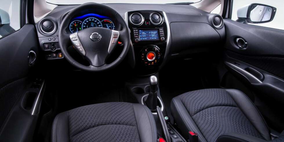 TONEANGIVENDE NOTE: Ved hjelp av fire separate kameraer viser den 5,8 tommers store skjermen som er montert på dashbordet et bilde av nye Note i fugleperspektiv. ALLE FOTO: Nissan TONEANGIVENDE NOTE: Ved hjelp av fire separate kameraer viser den 5,8 tommers store skjermen som er montert på dashbordet et bilde av nye Note i fugleperspektiv. ALLE FOTO: Nissan