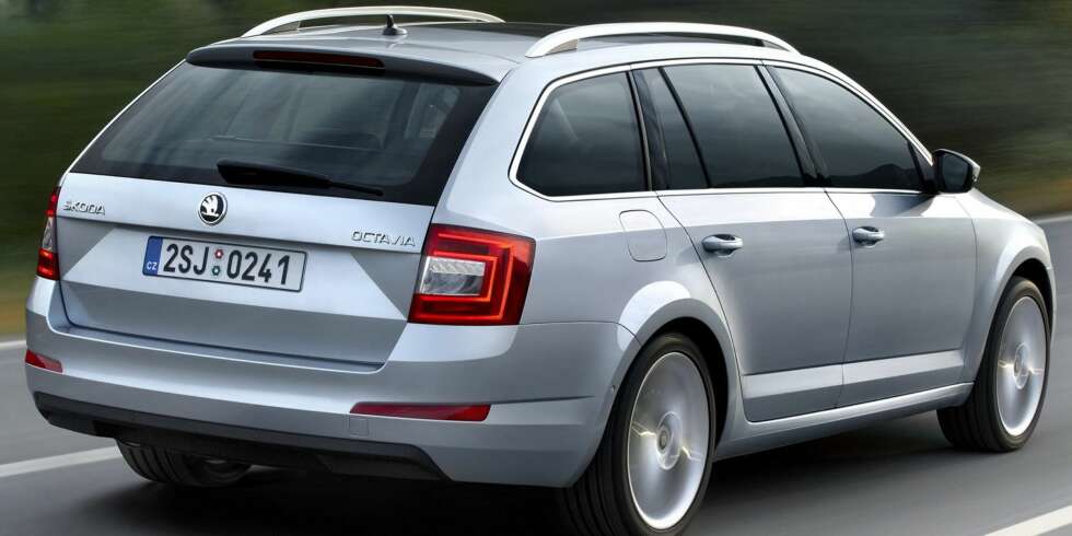 STOR: Bagasjeplassen i nye Skoda Octavia stasjonsvogn er like stor som i Ford Mondeo. FOTO: Daniel Kraus STOR: Bagasjeplassen i nye Skoda Octavia stasjonsvogn er like stor som i Ford Mondeo. FOTO: Daniel Kraus