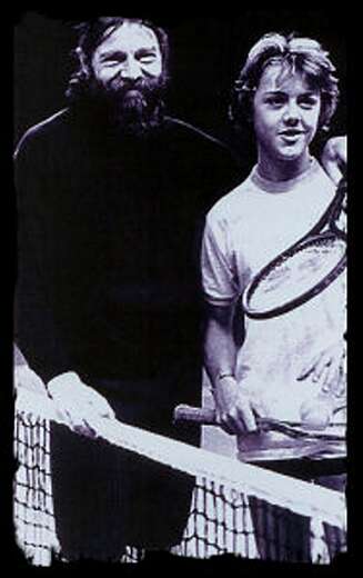 En ung Lars Ulrich med tennisproffpappa Torben. En ung Lars Ulrich med tennisproffpappa Torben.