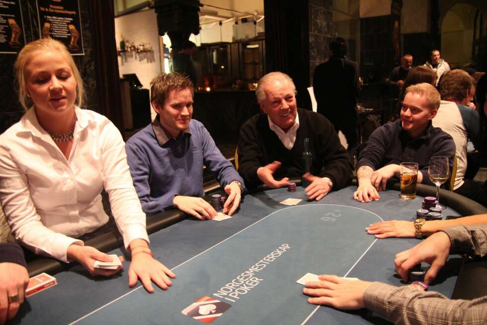 LEGENDEN: Thor Hansen var hjertelig til stede under Gullhånda-arrangementet, og mange satte stor pris på å få møte selveste "Gudfaren" i norsk poker. LEGENDEN: Thor Hansen var hjertelig til stede under Gullhånda-arrangementet, og mange satte stor pris på å få møte selveste "Gudfaren" i norsk poker.