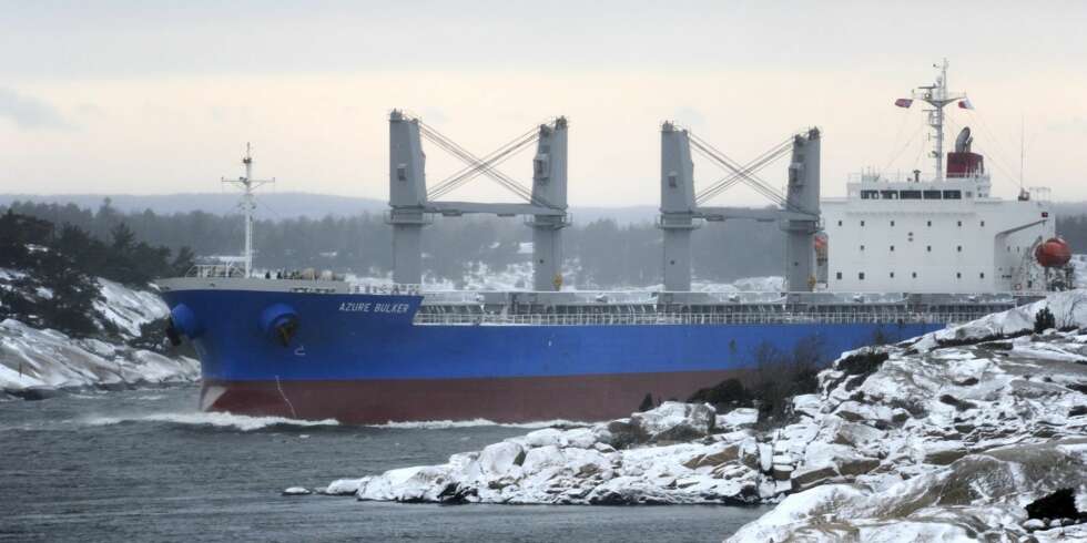 Løperhølet med 130 meters seilbar bredde er den trangeste passasjen inn til Fredrikstad. Los Øistein Nilsen håndterer skip opp til 223 meters lengde i denne leia. Løperhølet med 130 meters seilbar bredde er den trangeste passasjen inn til Fredrikstad. Los Øistein Nilsen håndterer skip opp til 223 meters lengde i denne leia.
