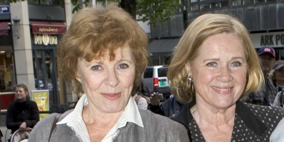 TETTE BÅND: - Liv er så flink og inspirerende, sier Kari Simonsen. Hun sto på scenen, mens venninnen Liv hadde regien under lørdagens Oslo-premiere. TETTE BÅND: - Liv er så flink og inspirerende, sier Kari Simonsen. Hun sto på scenen, mens venninnen Liv hadde regien under lørdagens Oslo-premiere.