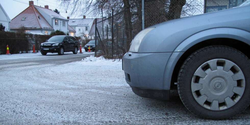 HÅVER INN: Trafikkregelen som det syndes mest mot er § 17 i trafikkreglene som sier det er forbudt å stanse i veikryss eller nærmere enn 5 meter fra veikrysset. FOTO: Martin Jansen HÅVER INN: Trafikkregelen som det syndes mest mot er § 17 i trafikkreglene som sier det er forbudt å stanse i veikryss eller nærmere enn 5 meter fra veikrysset. FOTO: Martin Jansen
