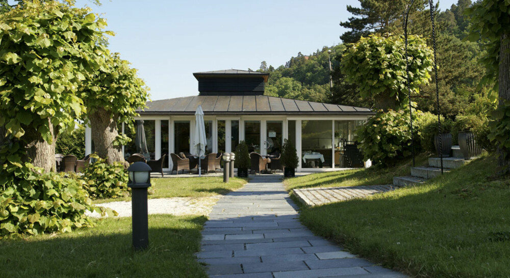 FROKOST: Noen få skritt unna hovedbygningen ligger paviljongen der frokost serveres. FROKOST: Noen få skritt unna hovedbygningen ligger paviljongen der frokost serveres.