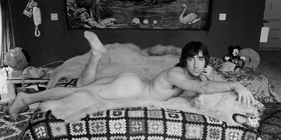 POSØREN: Keith Moon lagde ikke så mye liv edru, men med alkohol eller dop innabords var han mer enn villig til det meste, særlig posering og å kle seg ut. Her er han på sengen, liggende oppå isbjørnskinnet sitt. Det heklede sengeteppet er alt annet enn glamorøst. (Foto: Shepard Sherbell/Corbis). POSØREN: Keith Moon lagde ikke så mye liv edru, men med alkohol eller dop innabords var han mer enn villig til det meste, særlig posering og å kle seg ut. Her er han på sengen, liggende oppå isbjørnskinnet sitt. Det heklede sengeteppet er alt annet enn glamorøst. (Foto: Shepard Sherbell/Corbis).