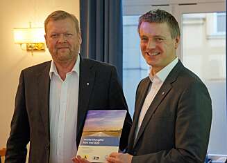 INNSPILL: President i Bilimportørenes Landsforening, Lars-Erik Årøy, overleverer innspillet i bilavgiftssaken til statssekretær Kjetil Lund. FOTO: Geir Svardal INNSPILL: President i Bilimportørenes Landsforening, Lars-Erik Årøy, overleverer innspillet i bilavgiftssaken til statssekretær Kjetil Lund. FOTO: Geir Svardal