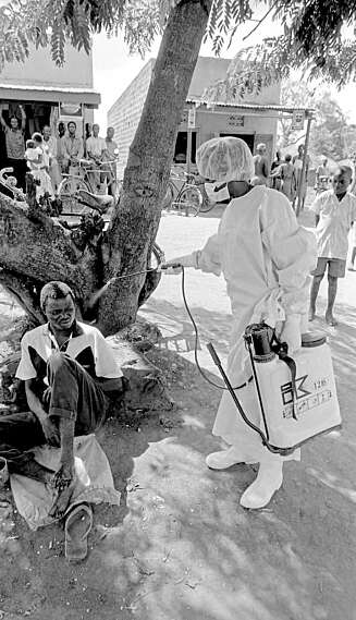 Odoch Walter (21) sitter isolert før han skal inn på Gulu-sykehuset i Uganda for å testes for Ebola. Testen viste at han var smittet. Odoch Walter (21) sitter isolert før han skal inn på Gulu-sykehuset i Uganda for å testes for Ebola. Testen viste at han var smittet.