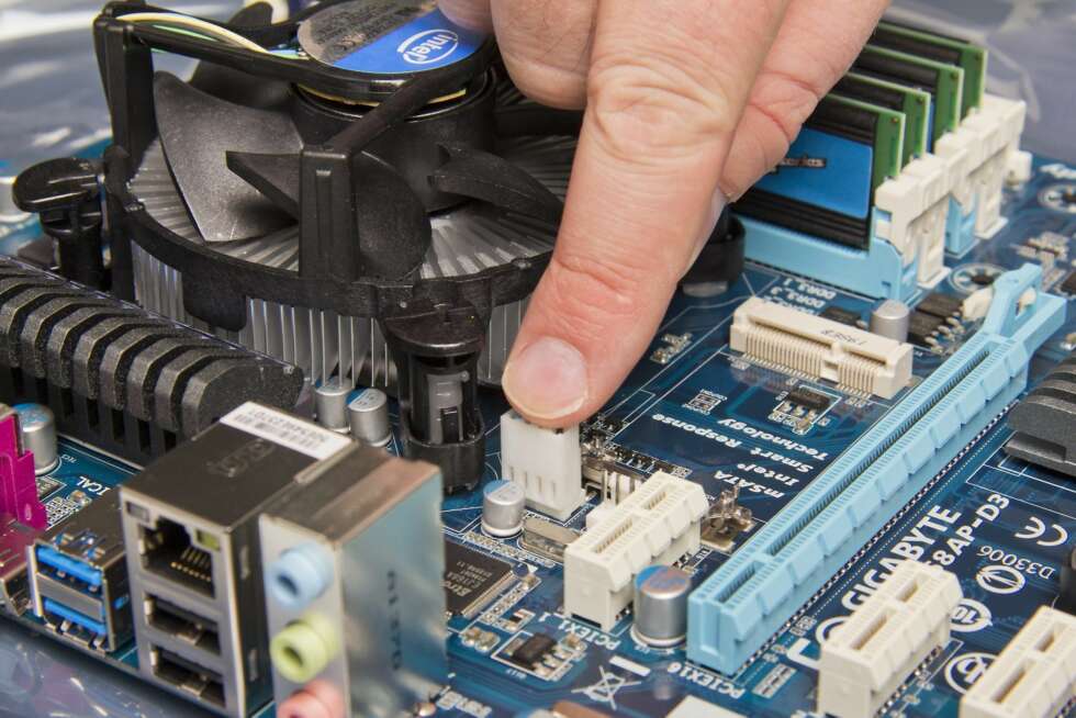 7. Trykk kjøleren på plass i de fire hullene rundt sokkelen, og plugg viften inn i kontakten merket CPU-fan. 7. Trykk kjøleren på plass i de fire hullene rundt sokkelen, og plugg viften inn i kontakten merket CPU-fan.
