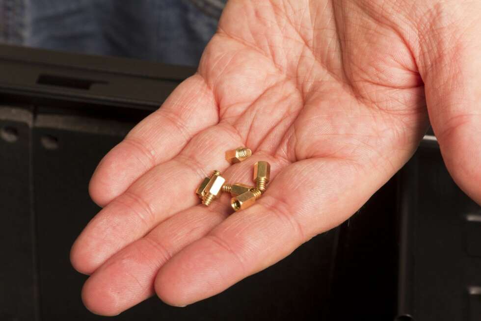 8. Finn fram avstandsstykkene som hovedkortet skal skrus fast i inne i kabinettet. De følger med kabinettet. 8. Finn fram avstandsstykkene som hovedkortet skal skrus fast i inne i kabinettet. De følger med kabinettet.