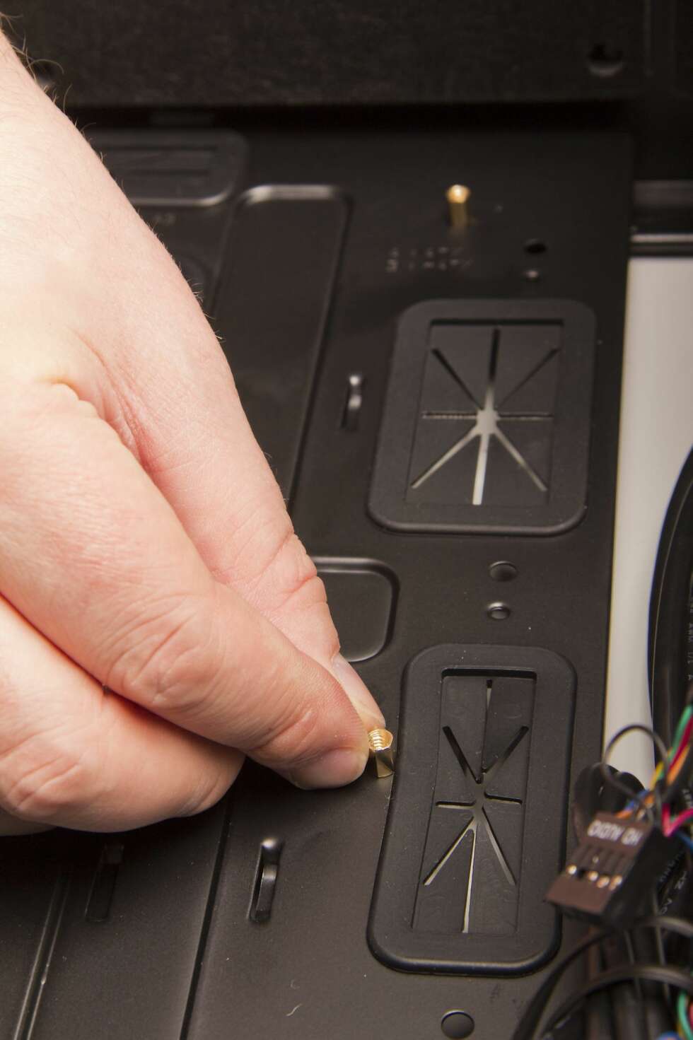 9. Skru fast avstandsstykkene i kabinettet. Det er gjerne merket hvor de skal stå for mATX- og ATX-hovedkort. 9. Skru fast avstandsstykkene i kabinettet. Det er gjerne merket hvor de skal stå for mATX- og ATX-hovedkort.
