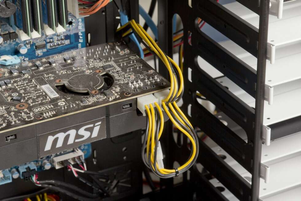 28. Kraftige skjermkort skal ha strøm direkte fra strømforsyningen. Glem ikke PCIe-strømmen. 28. Kraftige skjermkort skal ha strøm direkte fra strømforsyningen. Glem ikke PCIe-strømmen.