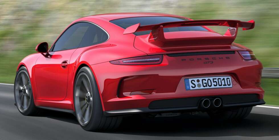 BIFF: Widebody-karosseri og diger hekkvinge for bedre marktrykk og stabilitet. FOTO: Porsche BIFF: Widebody-karosseri og diger hekkvinge for bedre marktrykk og stabilitet. FOTO: Porsche