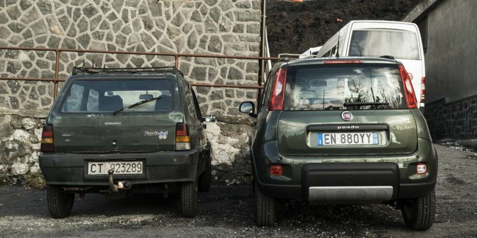 LEGENDE: Den første Panda 4X4 kom i 1983 (selve Pandaen ble introdusert på 1980-tallet), og kom med maskineri levert av Steyr-Puch. Denne østerrikske bedriften sørget for hele drivverket, og Pandaen ble den første lille, masseproduserte bilen med tverrstilt motor og et skikkelig 4X4-system. LEGENDE: Den første Panda 4X4 kom i 1983 (selve Pandaen ble introdusert på 1980-tallet), og kom med maskineri levert av Steyr-Puch. Denne østerrikske bedriften sørget for hele drivverket, og Pandaen ble den første lille, masseproduserte bilen med tverrstilt motor og et skikkelig 4X4-system.