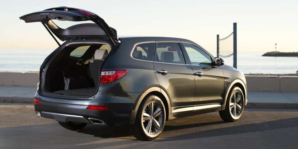 GOD PLASS: Hyundai Grand Santa Fe blir en bil med mye plass. FOTO: Newspress GOD PLASS: Hyundai Grand Santa Fe blir en bil med mye plass. FOTO: Newspress