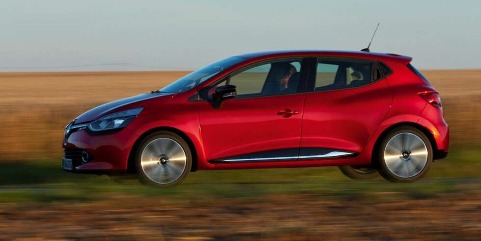 STILIG: Vi liker formen på den nye Renault Clio. I tillegg har den fine detaljer i karosseriutformingen, noe som skaper liv i linjene. STILIG: Vi liker formen på den nye Renault Clio. I tillegg har den fine detaljer i karosseriutformingen, noe som skaper liv i linjene.