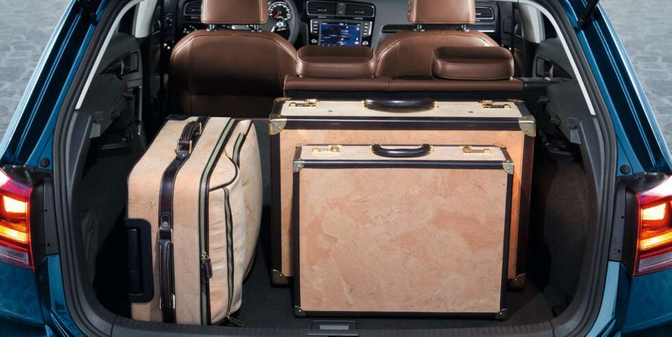 BAGASJE: Bagasjeplassen er oppgitt til 380 liter. Egne målinger viser at VW Golf har mer å rutte med enn de fleste andre kompaktbiler. FOTO: VW BAGASJE: Bagasjeplassen er oppgitt til 380 liter. Egne målinger viser at VW Golf har mer å rutte med enn de fleste andre kompaktbiler. FOTO: VW