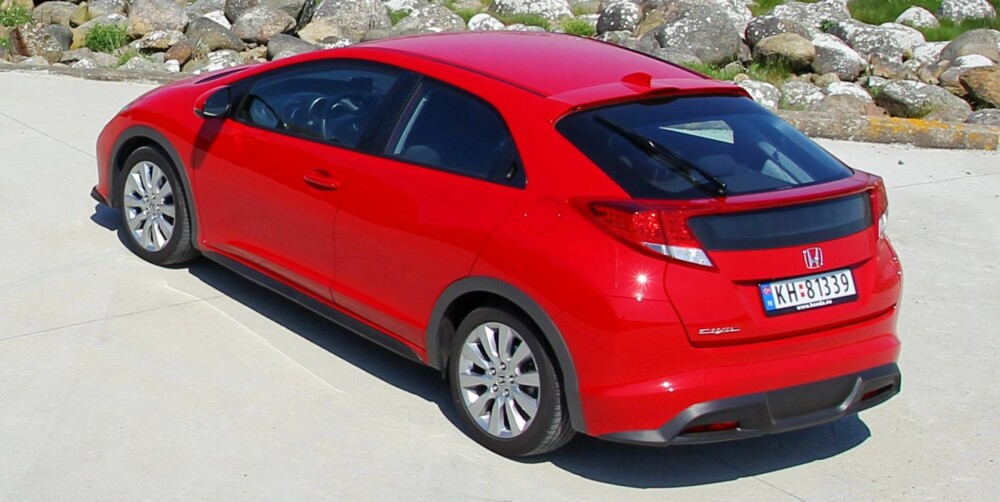 SKILLER SEG UT: I en bilklasse befolket av kompetente, men tidvis kjønnsløse modeller, er den nye Honda Civic et friskt innslag. Det liker vi. SKILLER SEG UT: I en bilklasse befolket av kompetente, men tidvis kjønnsløse modeller, er den nye Honda Civic et friskt innslag. Det liker vi.