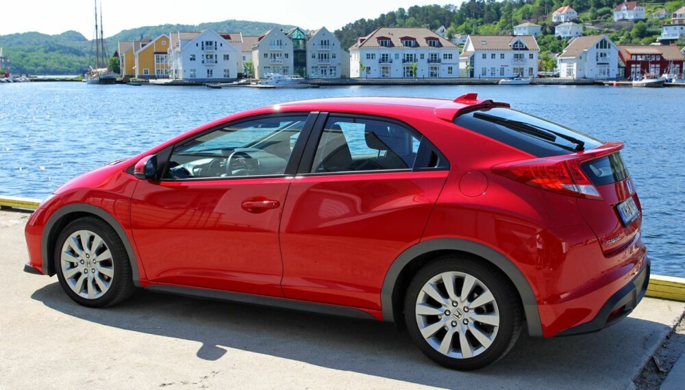 ET SUPERT VALG: Honda Civic med 2,2 liters diesel utgjør en fin kombinasjon av sportslighet, komfort og god plass. ET SUPERT VALG: Honda Civic med 2,2 liters diesel utgjør en fin kombinasjon av sportslighet, komfort og god plass.