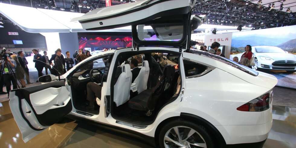 MÅKEVINGER: Tesla Model X har såkalte ""måkevinger"" bak, noe som skal gjøre det lettere å komme inn og ut av seterad to og tre. FOTO: Newspress MÅKEVINGER: Tesla Model X har såkalte ""måkevinger"" bak, noe som skal gjøre det lettere å komme inn og ut av seterad to og tre. FOTO: Newspress