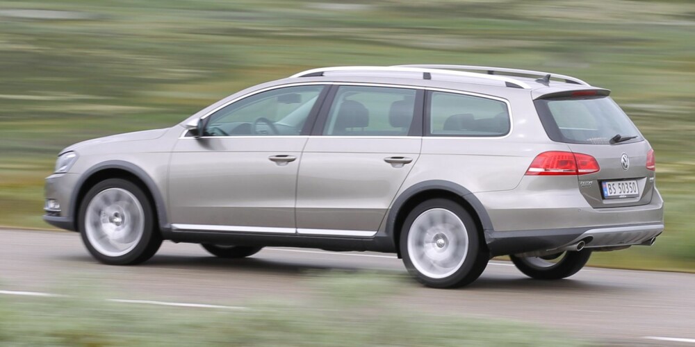 VW PASSAT ALLTRACK: Firehjulsdrift og ekstra bakkeklaring gjør den attraktiv på norsk vinterføre. FOTO: Petter Handeland VW PASSAT ALLTRACK: Firehjulsdrift og ekstra bakkeklaring gjør den attraktiv på norsk vinterføre. FOTO: Petter Handeland