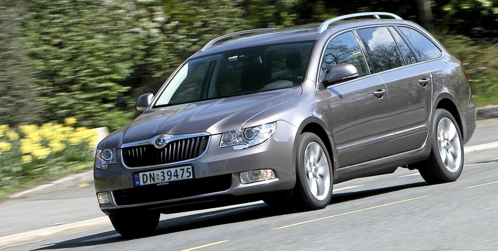 SKODA SUPERB: Ekstremt god beinplass i baksetet. Det gjør den også til et godt valg for dem som skal plassere et bakvendt barnesete i baksetet. FOTO: Egil Nordlien SKODA SUPERB: Ekstremt god beinplass i baksetet. Det gjør den også til et godt valg for dem som skal plassere et bakvendt barnesete i baksetet. FOTO: Egil Nordlien