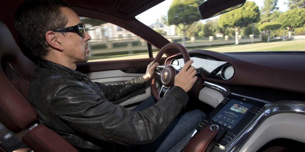 LIVET LEKER: Undertegnede kan absolutt holde ut i Panamera Sport Turismo. FOTO: Porsche LIVET LEKER: Undertegnede kan absolutt holde ut i Panamera Sport Turismo. FOTO: Porsche