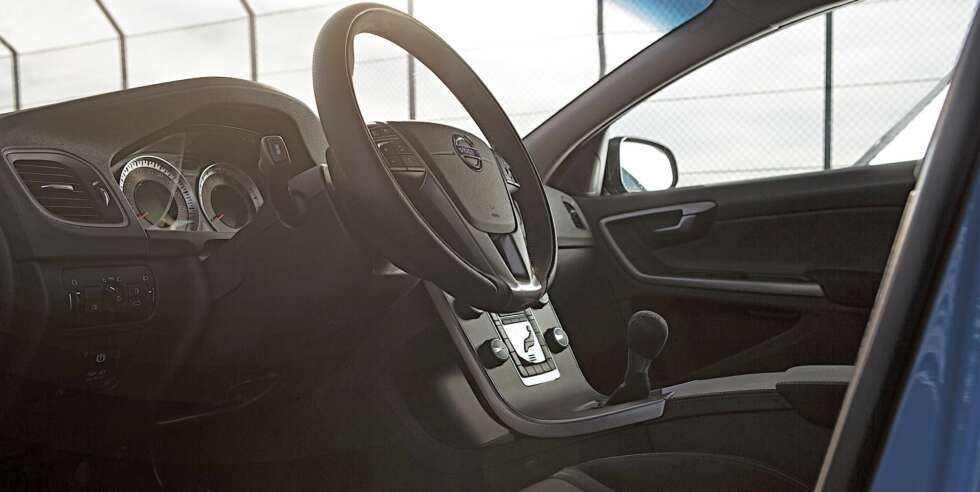 LENESTOL-RACER: Førerstolen er nydesignet, trukket med Alcantara, og senket med 30 mm. Midtkonsoll er også senket for å få girspaken nærmere hånden. FOTO: Polestar LENESTOL-RACER: Førerstolen er nydesignet, trukket med Alcantara, og senket med 30 mm. Midtkonsoll er også senket for å få girspaken nærmere hånden. FOTO: Polestar